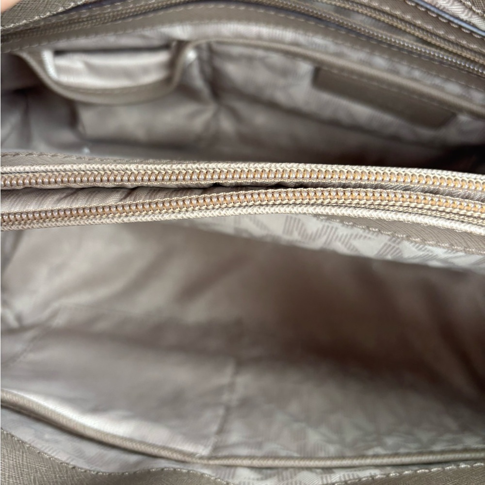 Michael Kors Elegant Tan Handbag - Picture 8 of 8